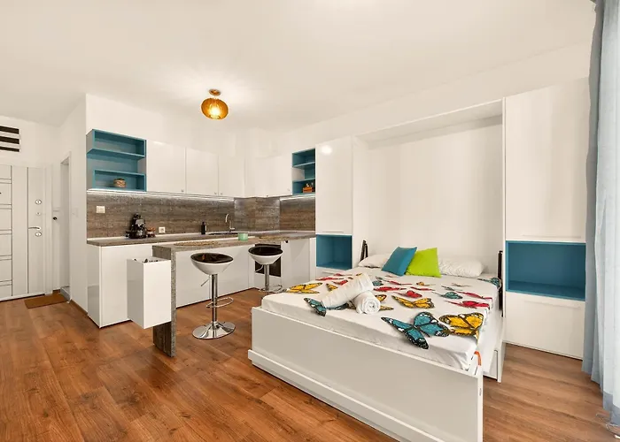 Didi's Stylish - Seaview & Pool Backyard Apartament Varna