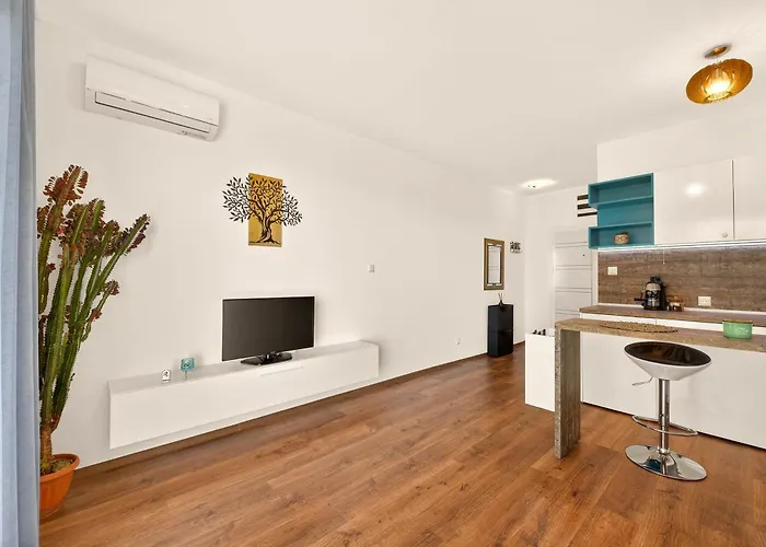 Didi's Stylish - Seaview & Pool Backyard Apartament