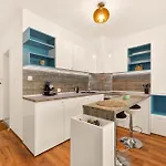 Didi's Stylish - Seaview & Pool Backyard *