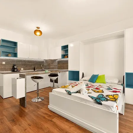 Blue Mirage - Seaview & Pool Backyard Apartment Varna