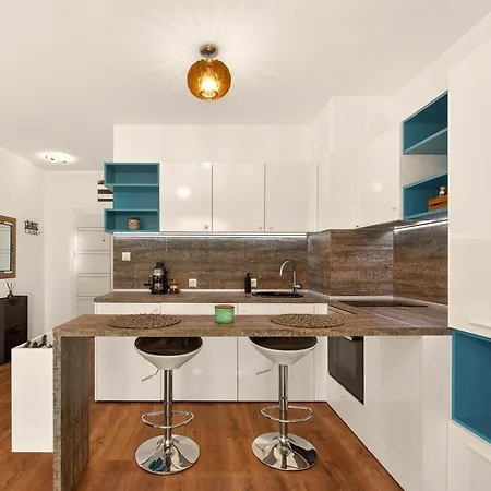 Didi's Stylish - Seaview & Pool Backyard