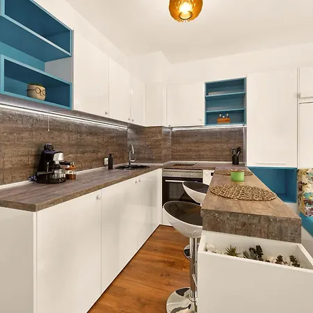 Appartement Didi's Stylish - Seaview & Pool Backyard Varna