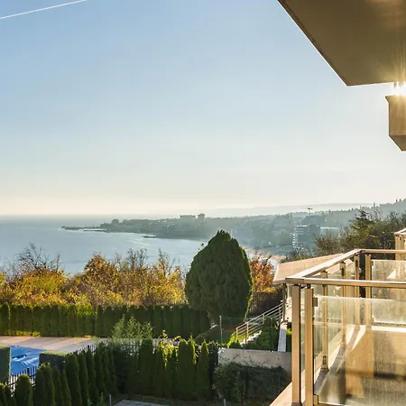 Didi's Stylish - Seaview & Pool Backyard דירה וארנה