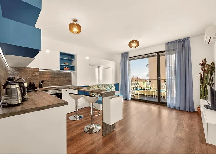 Didi's Stylish - Seaview & Pool Backyard Варна