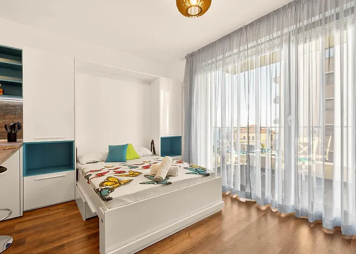 Апартаменты Didi's Stylish - Seaview & Pool Backyard