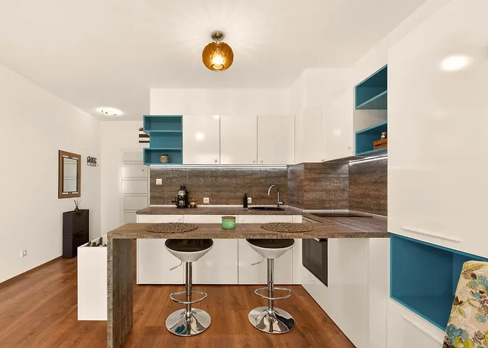 Didi's Stylish - Seaview & Pool Backyard